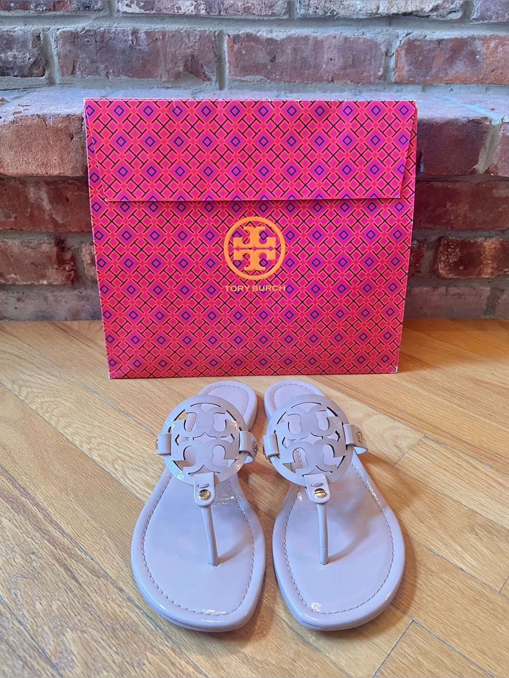 **SOLD** Tory Burch Sea Shell Pink Patent Leather Miller Sandals - Picture 3 of 10